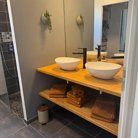 Maison Paisible Avec Jardin * Обена